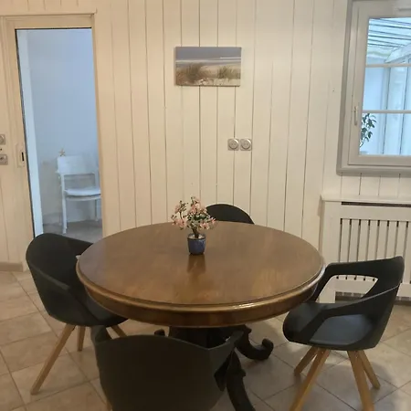 La Maison Du Puits De Fer A En Re 펜션 라플로트