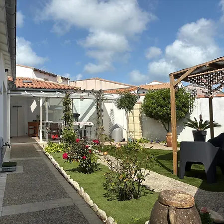 La Maison Du Puits De Fer A En Re * La Flotte